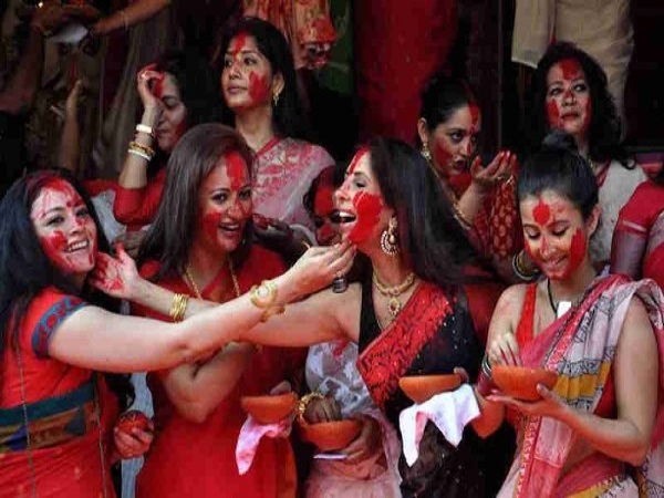 ৭) বিজয়া দশমীতে সিঁদূর খেলা