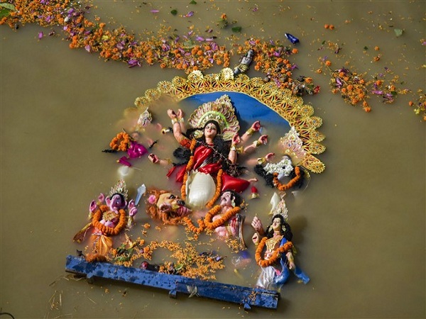 ৮) দেবীর বিসর্জন