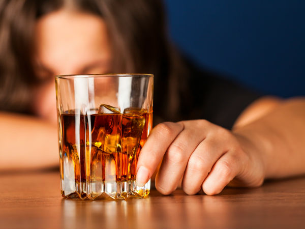 ২) অ্যালকোহলের সেবন
