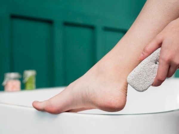 ৩) Pumice Stone বা ফুট ফাইল ব্যবহার করুন