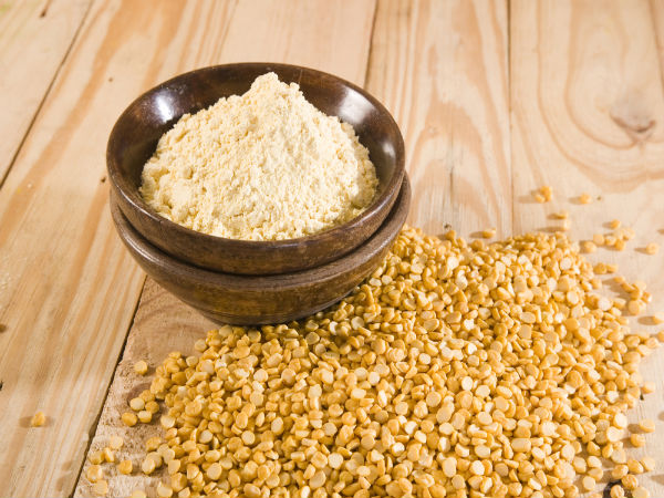 ১) কাঁচা দুধ এবং বেসনের ফেস প্যাক