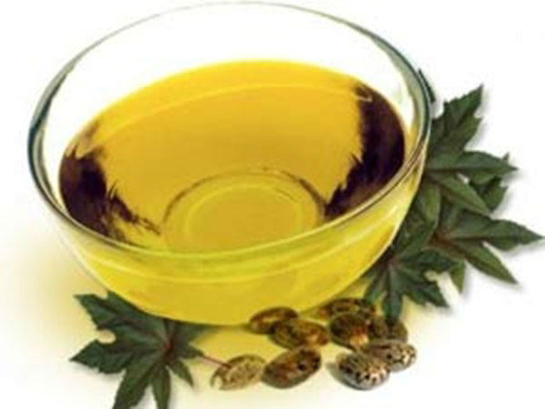 ৩) ক্যাস্টর অয়েল এবং ডিমের কন্ডিশনার
