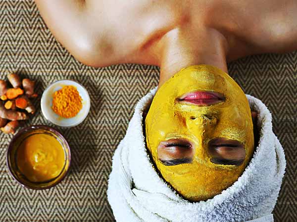৬) কাঁচা দুধ ও হলুদের ফেস প্যাক
