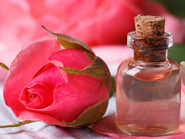 ১) বেসন এবং গোলাপ জলের ফেস প্যাক