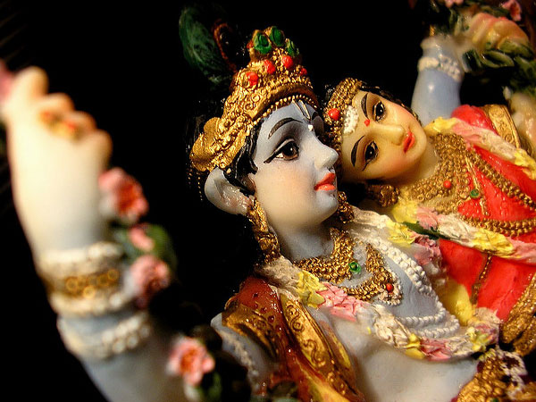 ঘরে শ্রীকৃষ্ণ ও রাধার ছবি রাখুন
