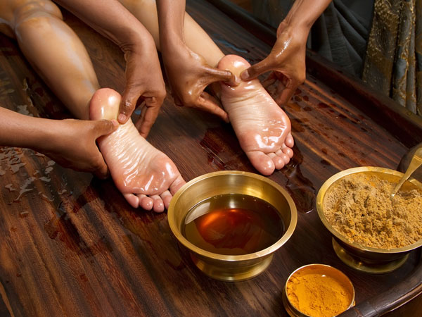 ৫) ফাটা গোড়ালি চিকিৎসায় ব্যবহার করুন