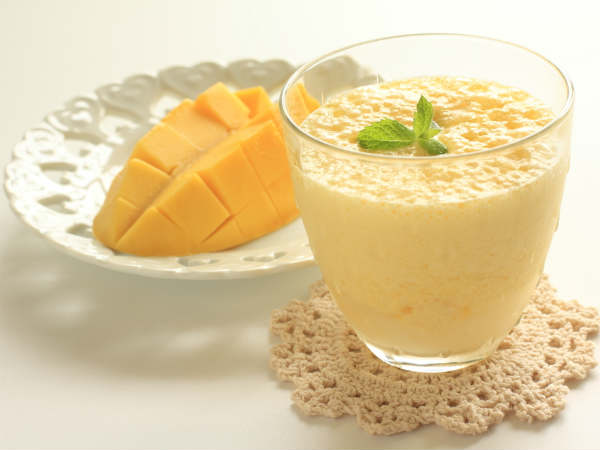 আমের সঙ্গে দুধ