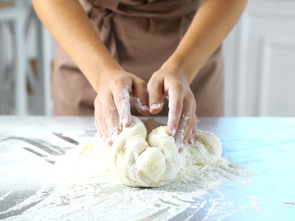 ৫) ময়দার তাল ঢাকা দিয়ে রাখুন