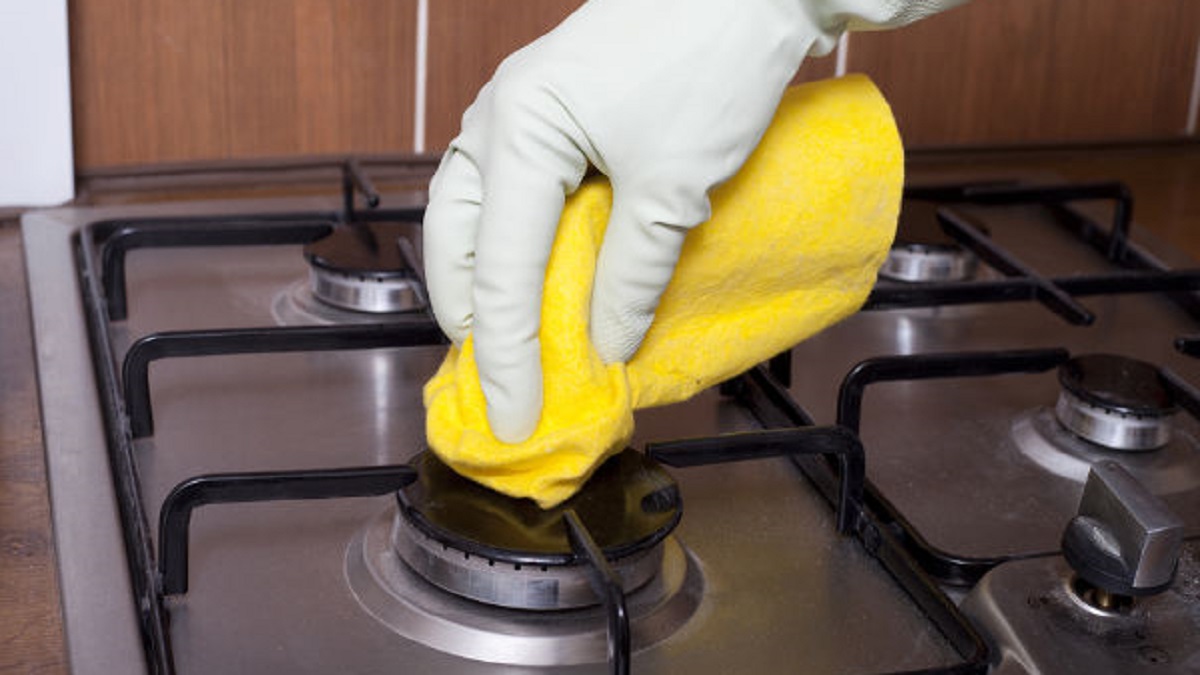 গ্যাস স্টোভের ময়লা পরিষ্কার করতে নাজেহাল? হেঁশেলের এই ৫ জিনিসেই হবে