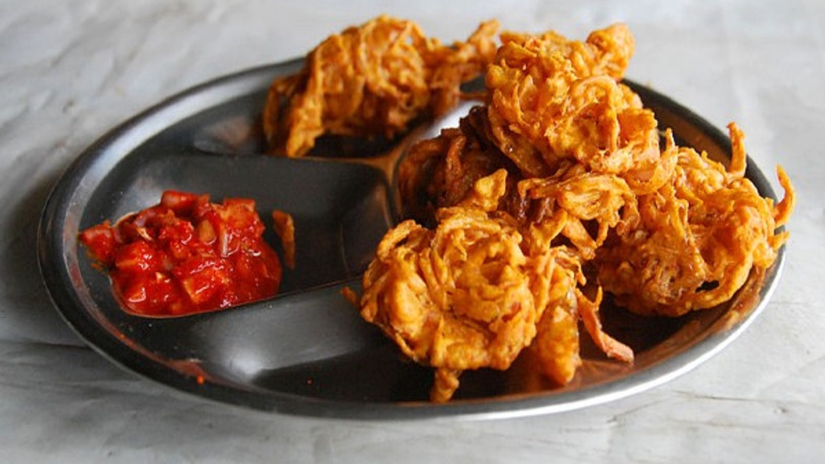 Noodles Pakora Recipe চায়ের সঙ্গে মুচমুচে নুডলস পকোড়া, জমে যাবে