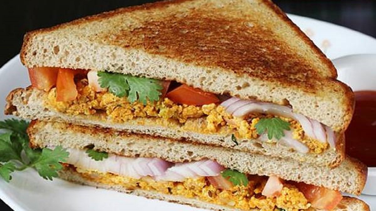 Egg Bhurji Sandwich সন্তানকে কী টিফিন দেবেন ভাবছেন? বানিয়ে ফেলুন এগ