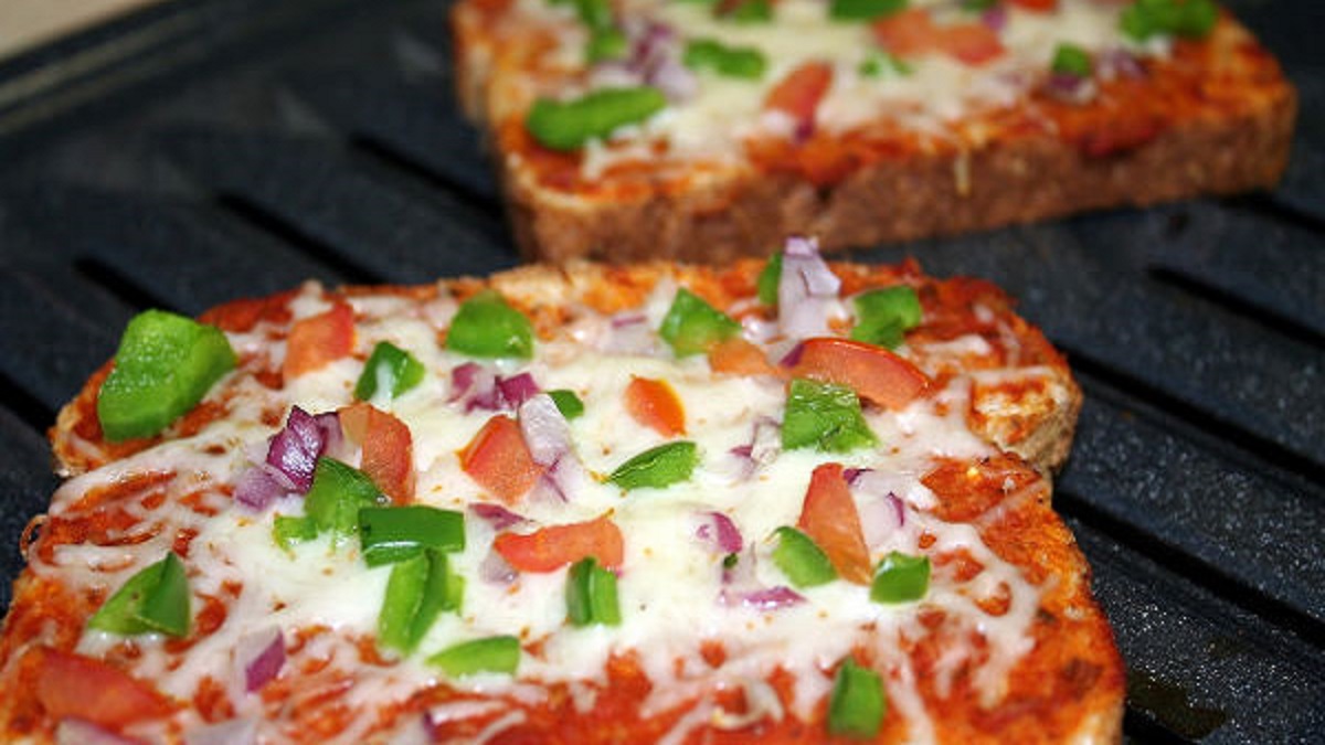 পিৎজা খেতে আর রেস্টুরেন্টে নয়, নামমাত্র উপকরণে বাড়িতেই বানিয়ে ফেলুন