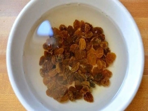 স্বাস্থ্য ভাল রাখতে খালি পেটে পান করুন কিসমিসের জল!