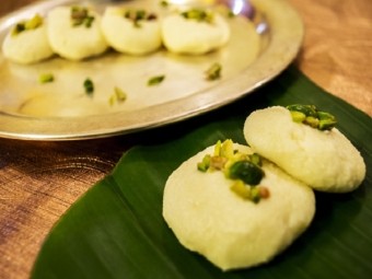 পুজোয় মিষ্টিমুখ করুন পনির কালাকাঁদ দিয়ে, দেখুন তৈরির পদ্ধতি